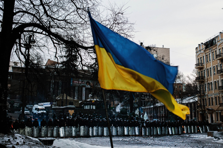 EU vừa 'rút gậy' vừa 'chìa cà rốt' cho Ukraine ảnh 1